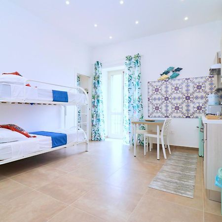 Airport Guest Houses Неаполь Экстерьер фото